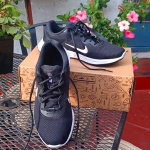 Nike 8.5 Men's Black Running Shoes. Worn twice